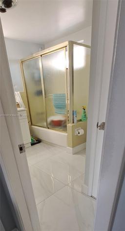 Picture of 450 Golden Isles Dr # 2H, Hallandale Beach, FL 33009