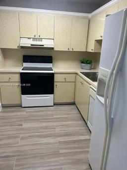 Picture of 919 Hillcrest Dr # 611, Hollywood, FL 33021