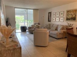Picture of 9621 Sunrise Lakes Blvd # 211, Sunrise, FL 33322