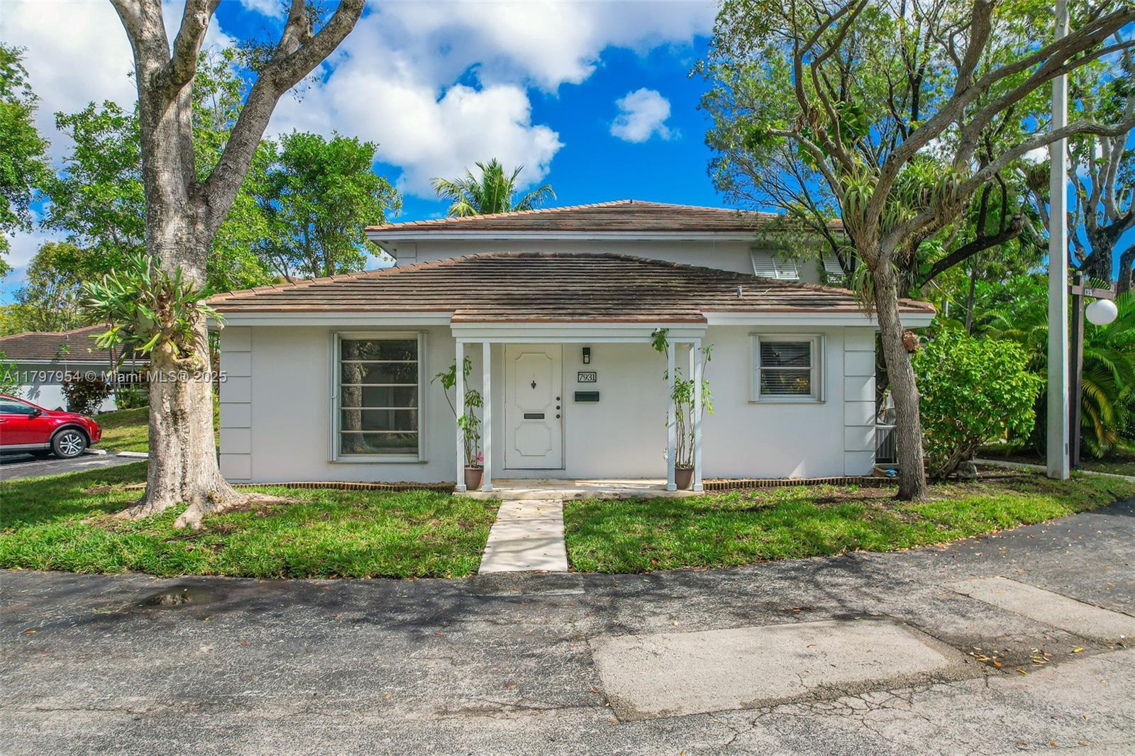 Picture of 7931 Camino Cir # 11, Miami, FL 33143