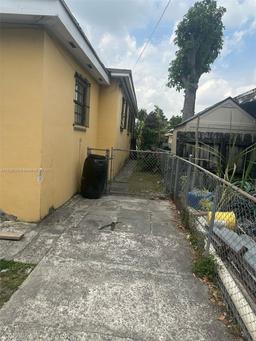 Picture of 4465 E 8Th Ln, Hialeah, FL 33013