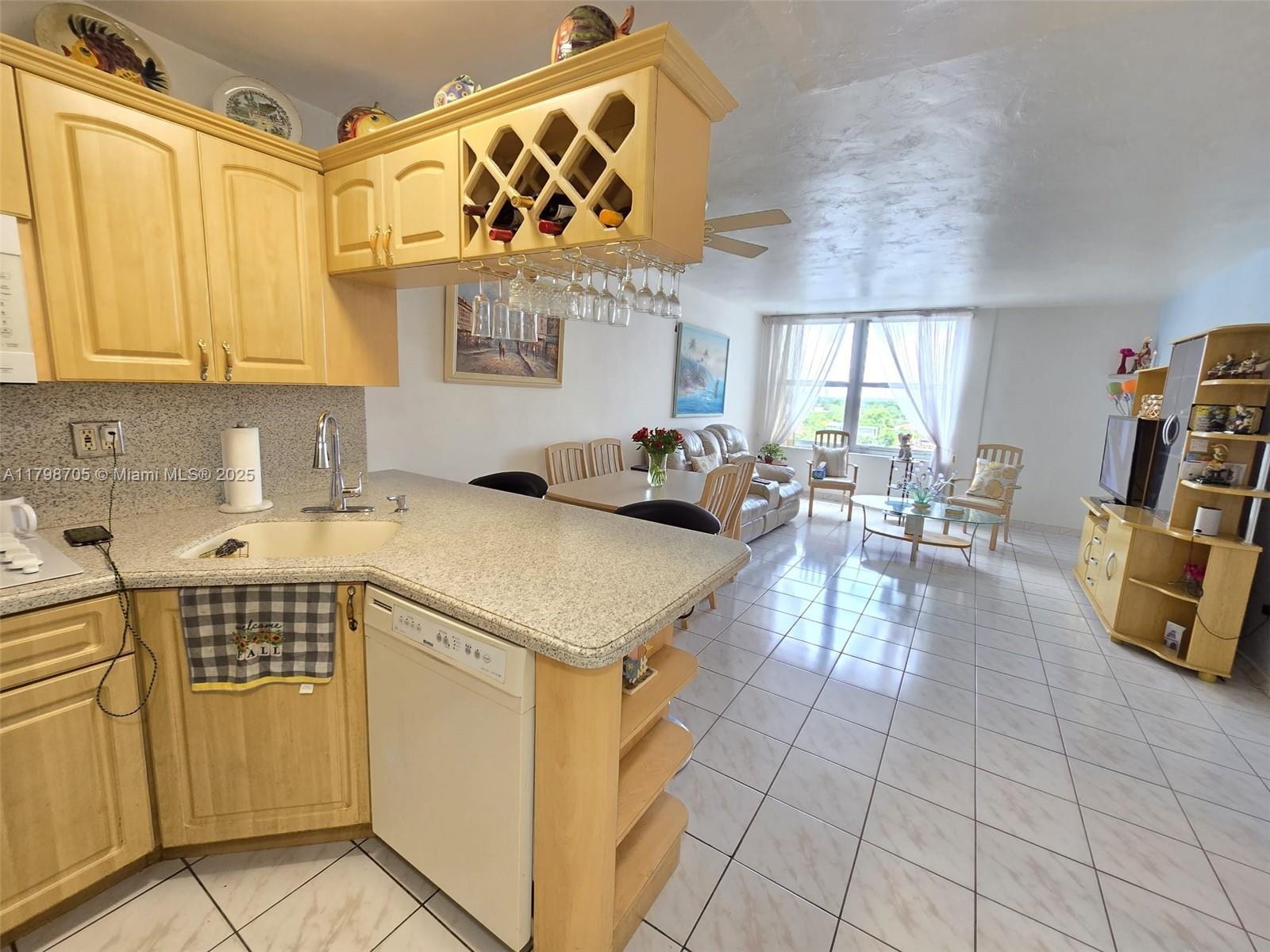 Picture of 2899 Collins Ave # 946, Miami Beach, FL 33140