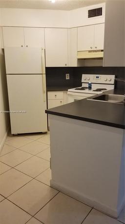 Picture of 216 Lake Pointe Dr # 128, Oakland Park, FL 33309