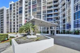 Picture of 600 Parkview Dr # 516, Hallandale Beach, FL 33009