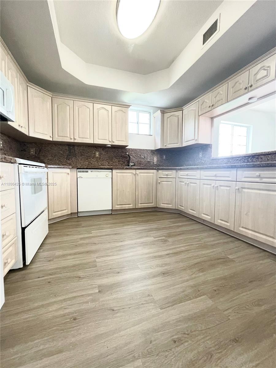 Picture of 17415 NW 75Th Pl # 208, Hialeah, FL 33015