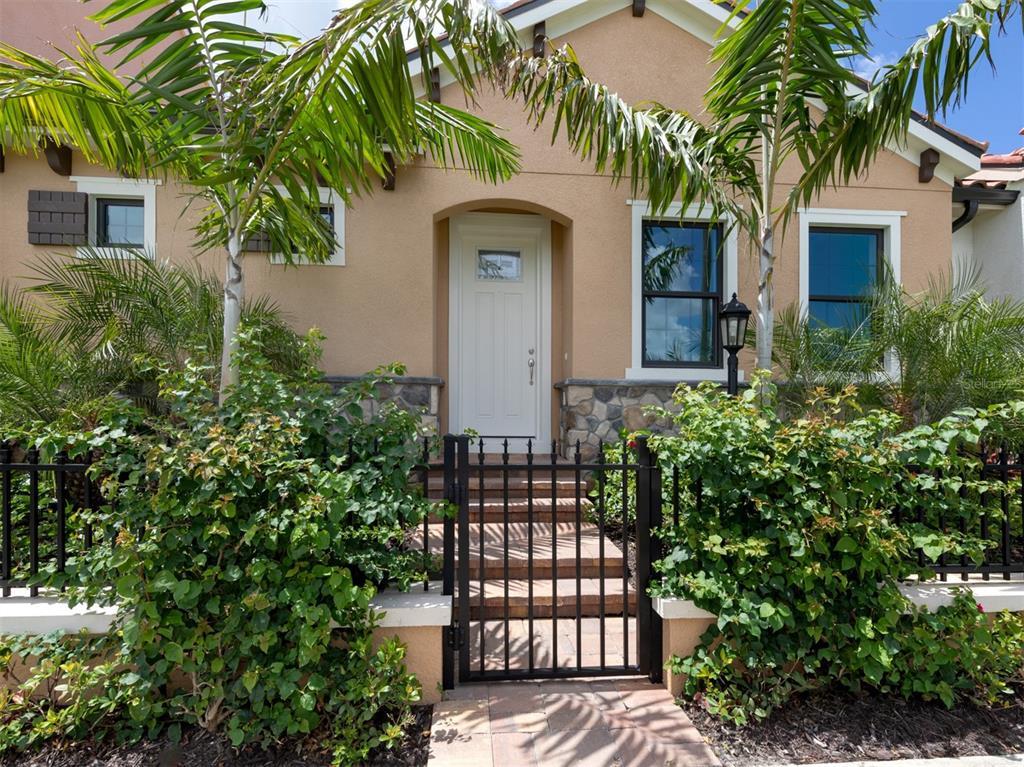 Picture of 910 E Venice Avenue, Venice, FL 34285