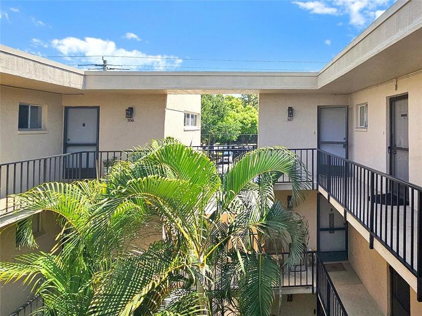 Picture of 2763 Woodgate Lane Unit 307, Sarasota FL 34231