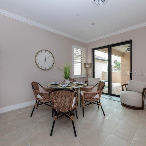 Picture of 938 E Venice Avenue, Venice FL 34285