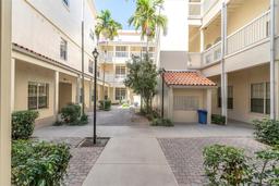 Picture of 701 Mirror Lake Drive N Unit 105, St Petersburg, FL 33701