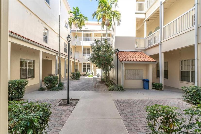 Picture of 701 Mirror Lake Drive N Unit 105, St Petersburg FL 33701