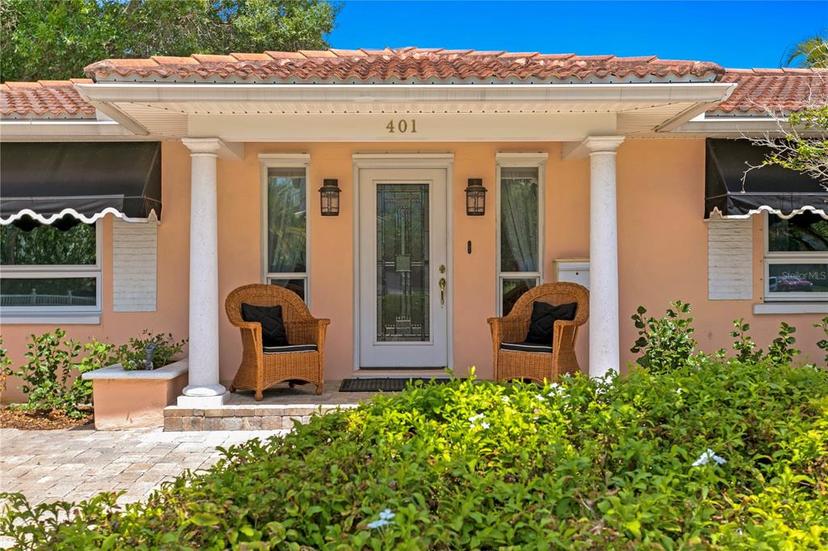 Picture of 401 Appian Way Ne, St Petersburg FL 33704