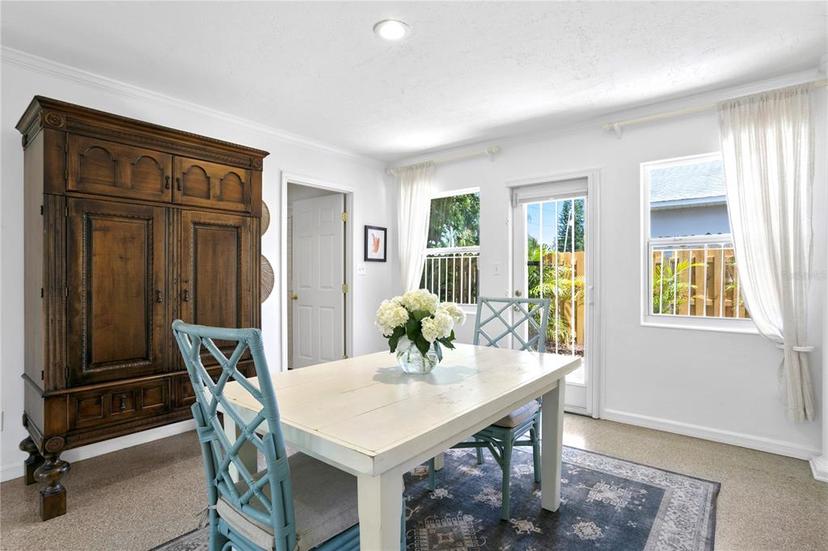 Picture of 401 Appian Way Ne, St Petersburg FL 33704