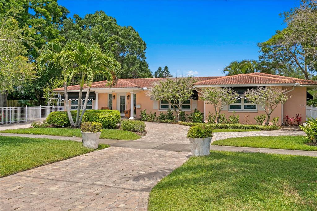 Picture of 401 Appian Way Ne, St Petersburg, FL 33704
