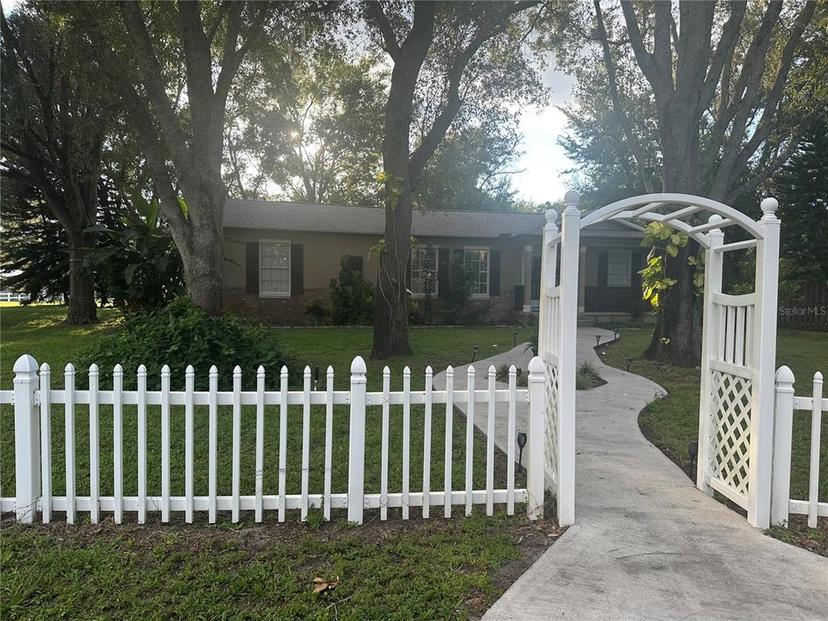 Picture of 10520 Henderson Road, Tampa FL 33625