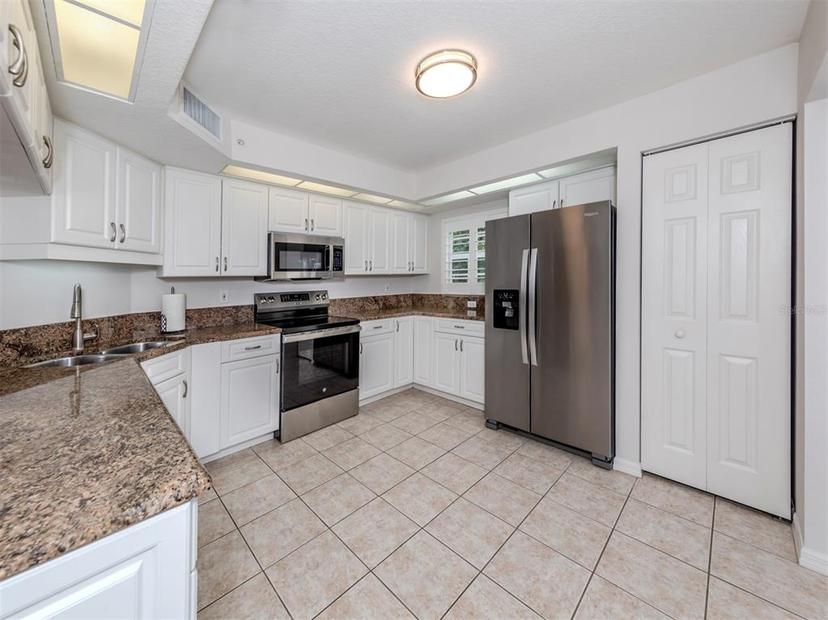 Picture of 821 Montrose Drive Unit 103, Venice FL 34293