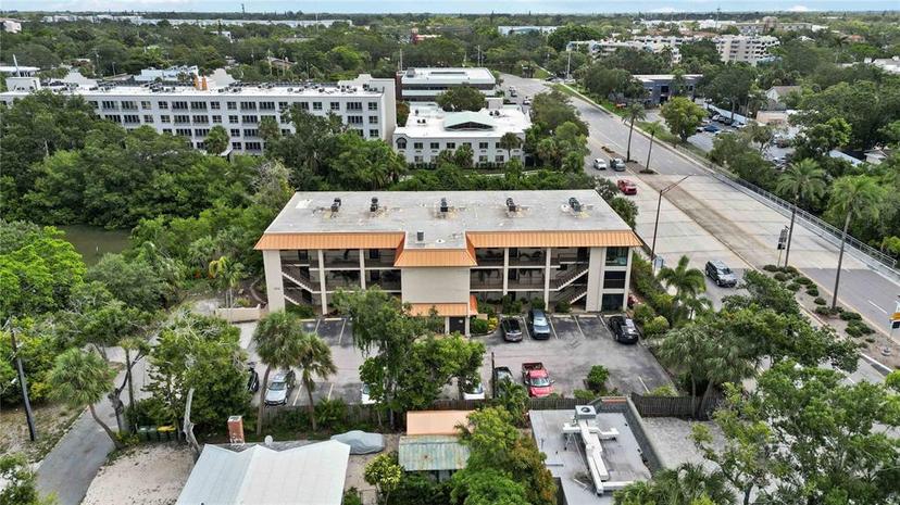 Picture of 1650 Pine Tree Lane Unit 103, Sarasota FL 34236
