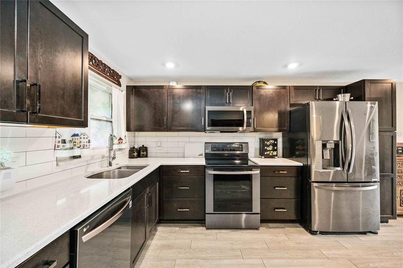 Picture of 1650 Pine Tree Lane Unit 103, Sarasota FL 34236