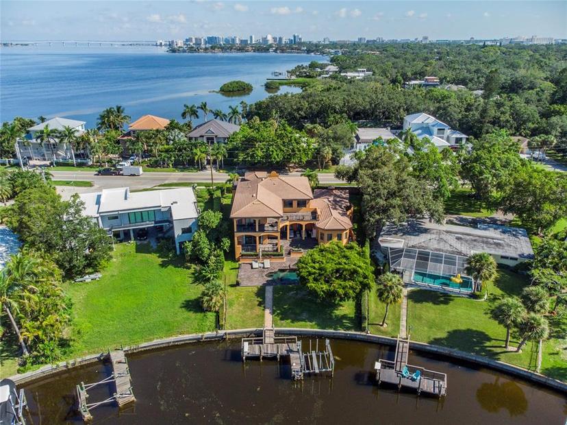 Picture of 1502 Siesta Drive, Sarasota FL 34239