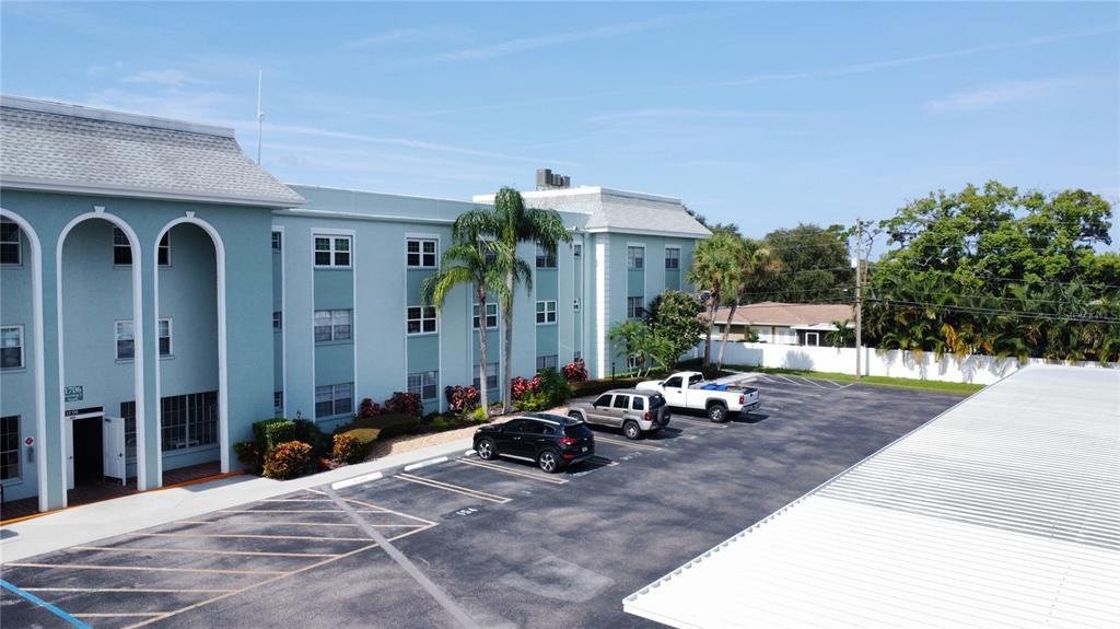 Picture of 1706 Belleair Forest Drive Unit 214, Belleair, FL 33756