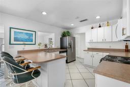 Picture of 11220 9Th Street E, Treasure Island, FL 33706