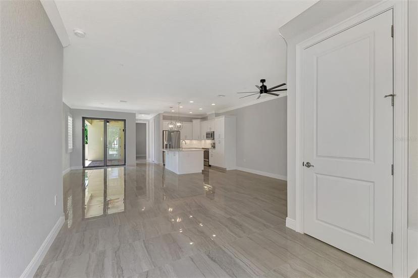 Picture of 906 E Venice Avenue, Venice FL 34285