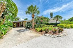 Picture of 136 Crescent Dr, Anna Maria, FL 34216