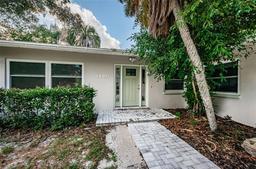 Picture of 1001 Chinaberry Road, Clearwater, FL 33764