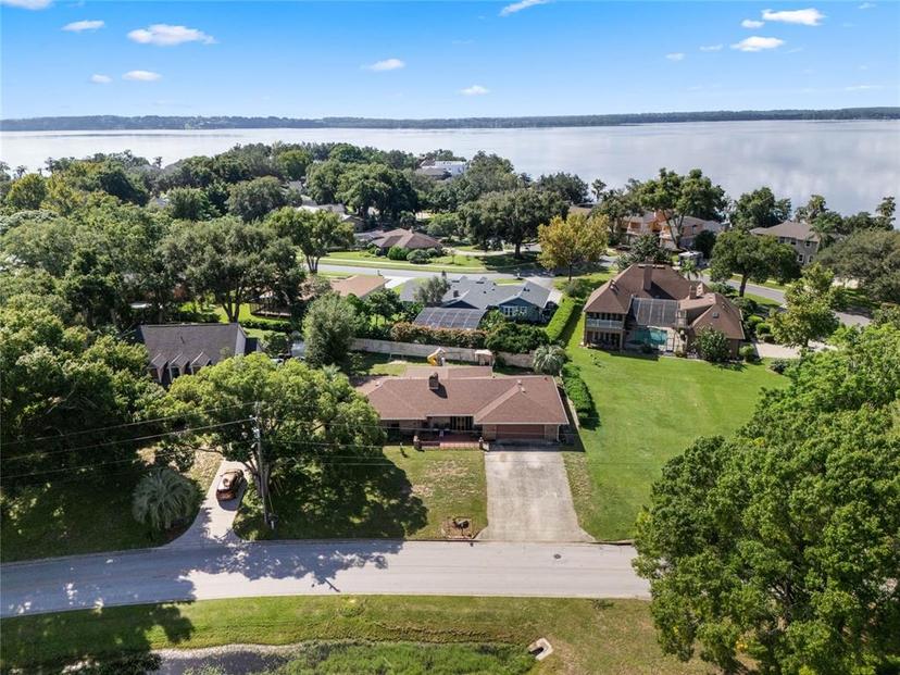 Picture of 687 W Lakeshore Drive, Clermont FL 34711