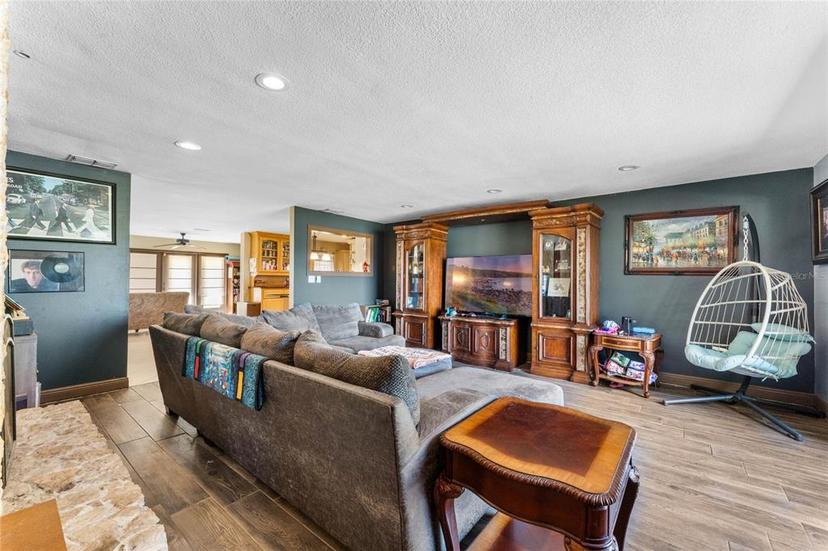 Picture of 687 W Lakeshore Drive, Clermont FL 34711