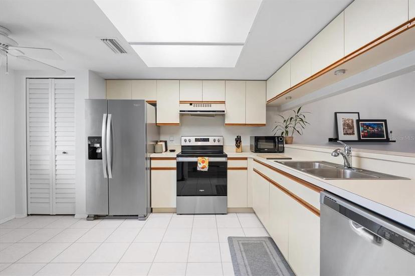 Picture of 4224 Madeira Court Unit 3309, Sarasota FL 34233