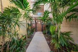 Picture of 2410 W Azeele Street Unit 212, Tampa, FL 33609