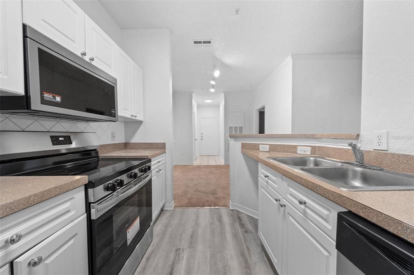 Picture of 18001 Richmond Place Drive Unit 511, Tampa FL 33647