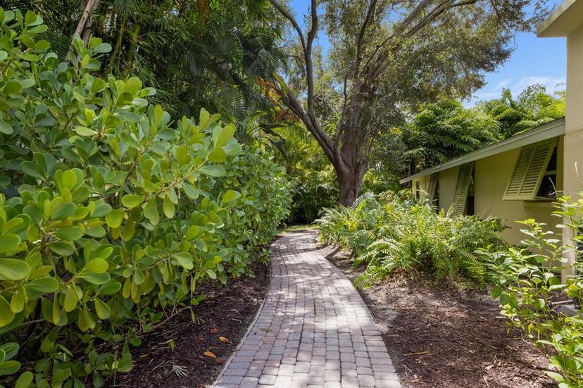 Picture of 1922 Field Road, Sarasota FL 34231