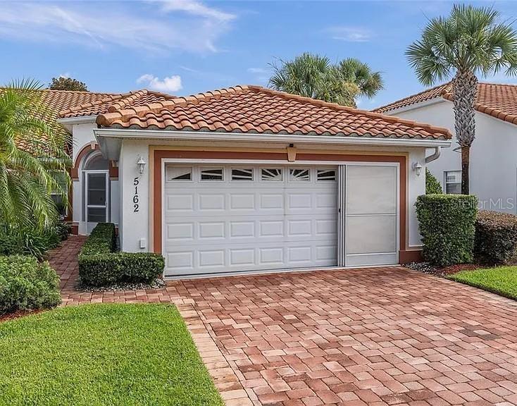 Picture of 5162 Harbour Drive, Oxford FL 34484