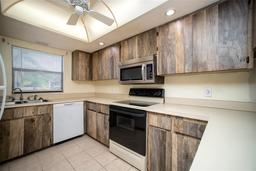 Picture of 101 Lake Avenue Ne Unit 211, Largo, FL 33771