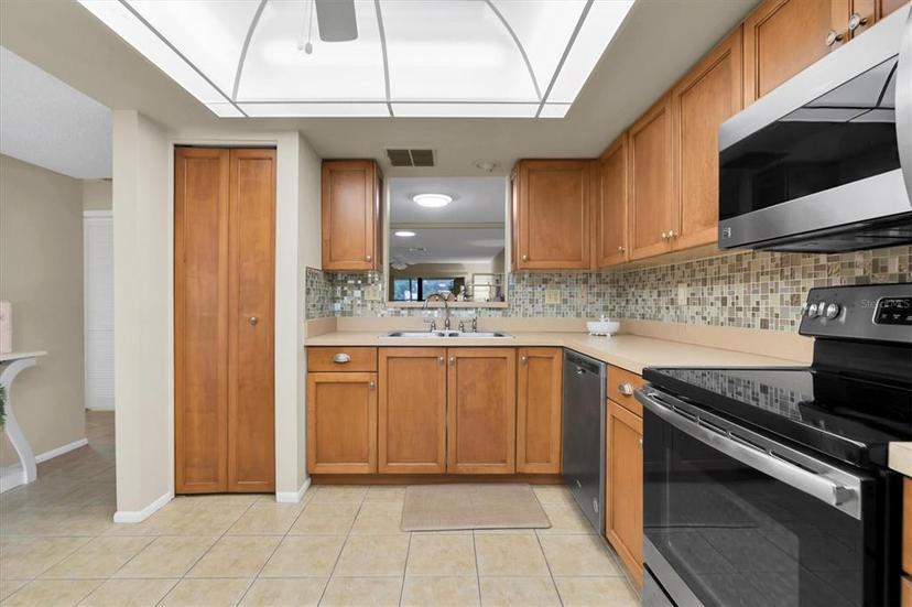 Picture of 11311 Dollar Lake Drive Unit 6, Port Richey FL 34668