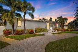 Picture of 827 Placido Way Ne, St Petersburg, FL 33704