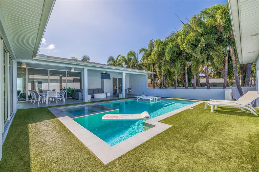 Picture of 827 Placido Way Ne, St Petersburg, FL 33704