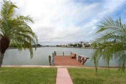 Picture of 905 Oakwood Drive, Largo, FL 33770