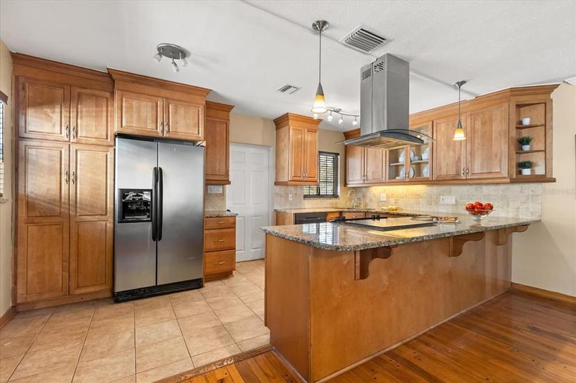 Picture of 4237 Dr Martin Luther King Jr Street N, St Petersburg FL 33703