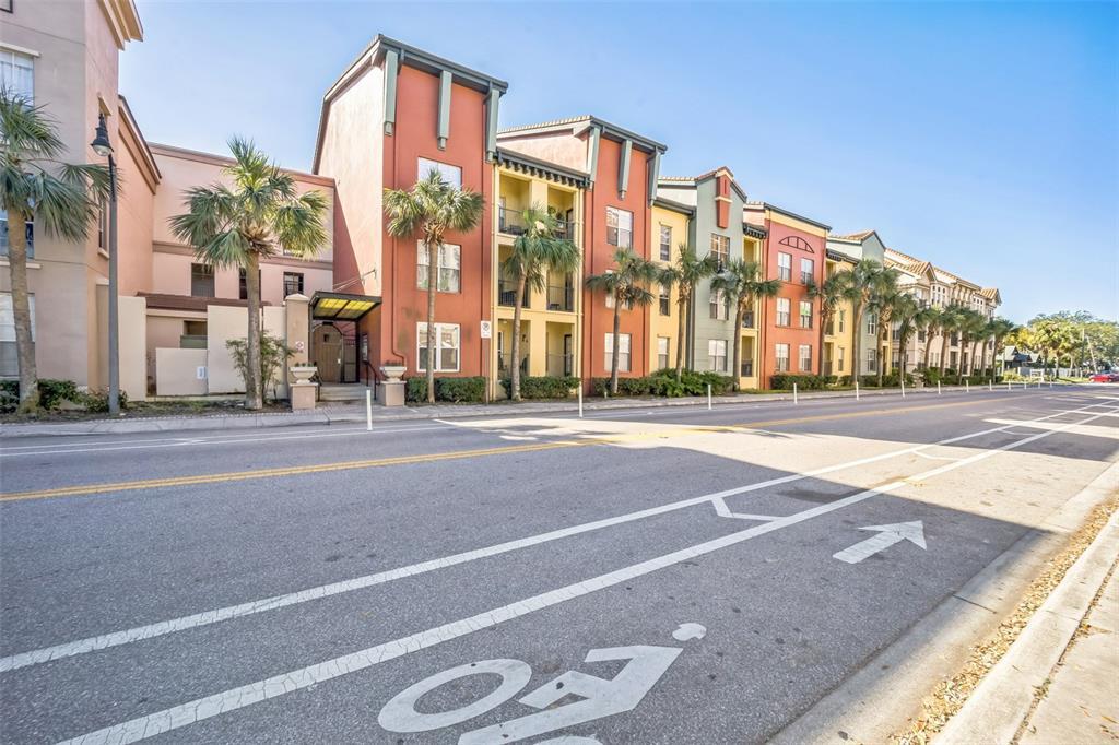 Picture of 2402 W Azeele Street Unit 419, Tampa, FL 33609