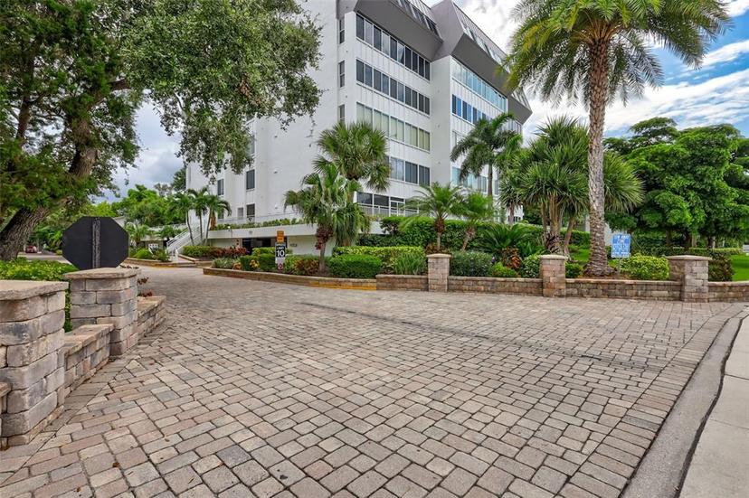 Picture of 1200 E Peppertree Lane Unit 607, Sarasota FL 34242