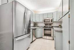 Picture of 1354 Shady Pine Way Unit H2, Tarpon Springs, FL 34688