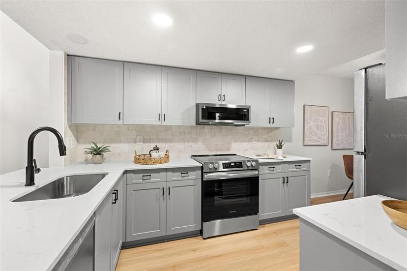 Picture of 6211 Timber Lake Drive Unit B8, Sarasota FL 34243