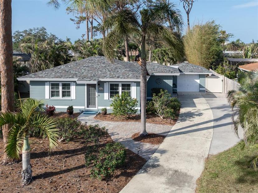 Picture of 828 Nokomis Avenue S, Venice FL 34285
