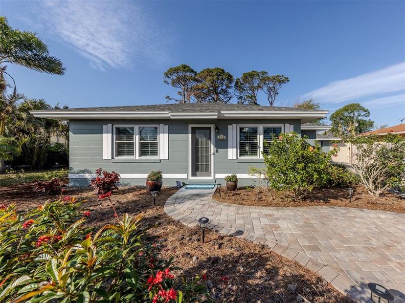 Picture of 828 Nokomis Avenue S, Venice FL 34285