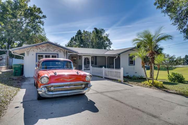 Picture of 422 W 11Th Avenue, Mount Dora, FL 32757