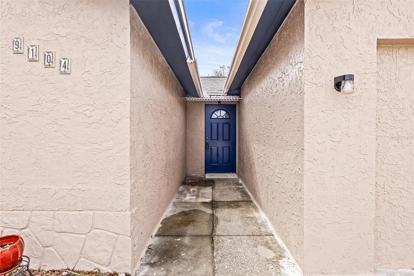 Picture of 9104 Sandcroft Court, Tampa FL 33615
