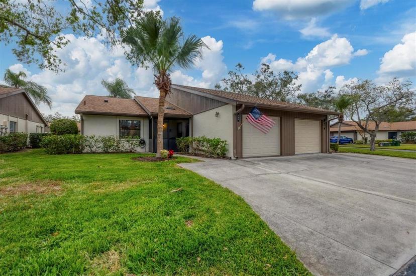 Picture of 365 Oak Hill Way Unit 32, Sarasota FL 34232