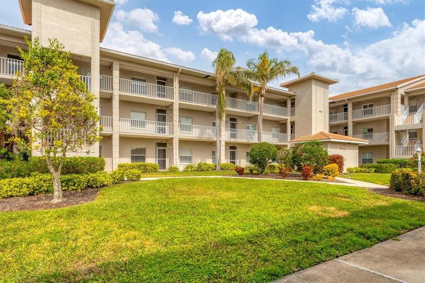 Picture of 9620 Club South Circle Unit 5102, Sarasota FL 34238